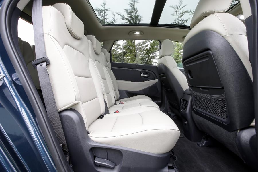 Интерьер Kia Carens EcoDynamics 2016 года  (UK) (фото 17 из 17)